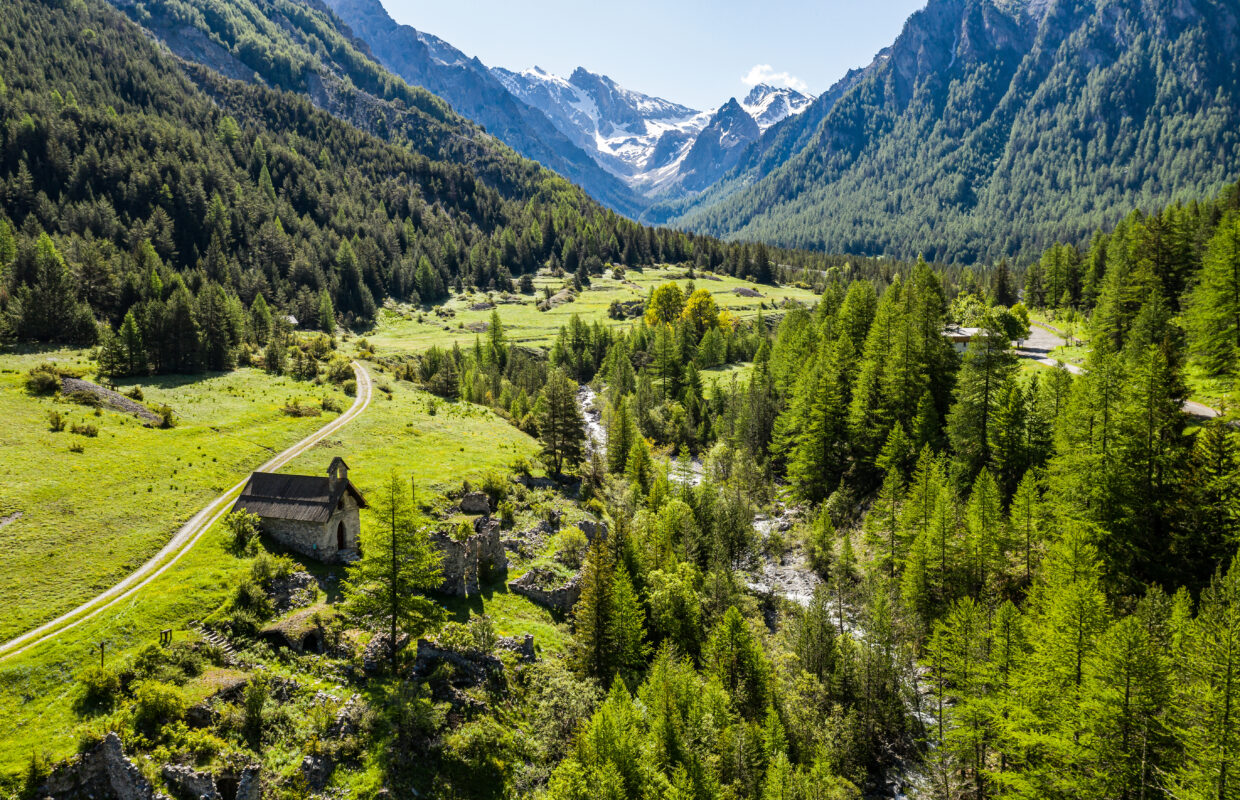 Vue de la vallée du Val d'Escreins en été