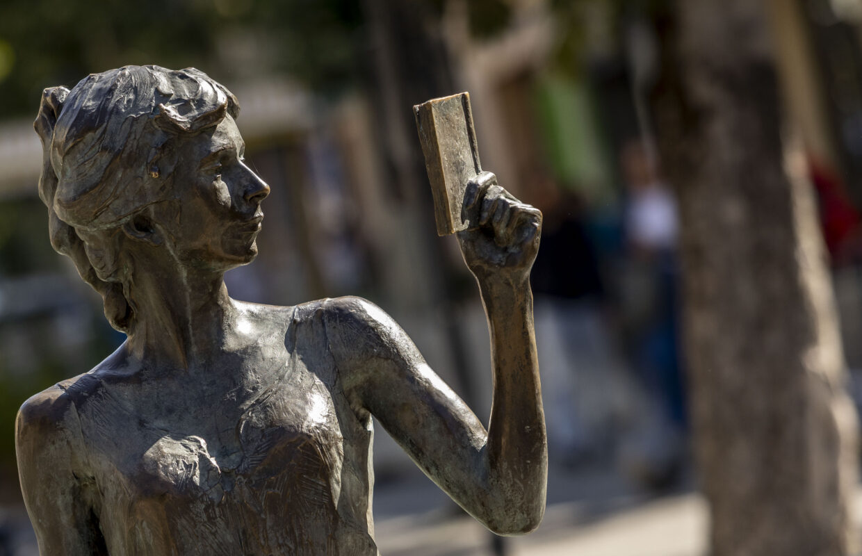 La liseuse, sculptée par Cyril De la Patellière en bronze