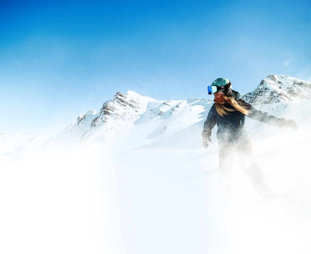 Une snowbordeuse dans la poudreuse