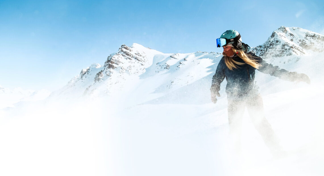Une snowbordeuse dans la poudreuse