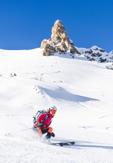 Skieuse en ski de randonnée à la descente