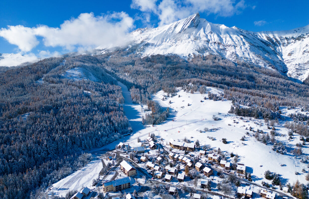 Station village de Laye sous la neige et le ciel bleu