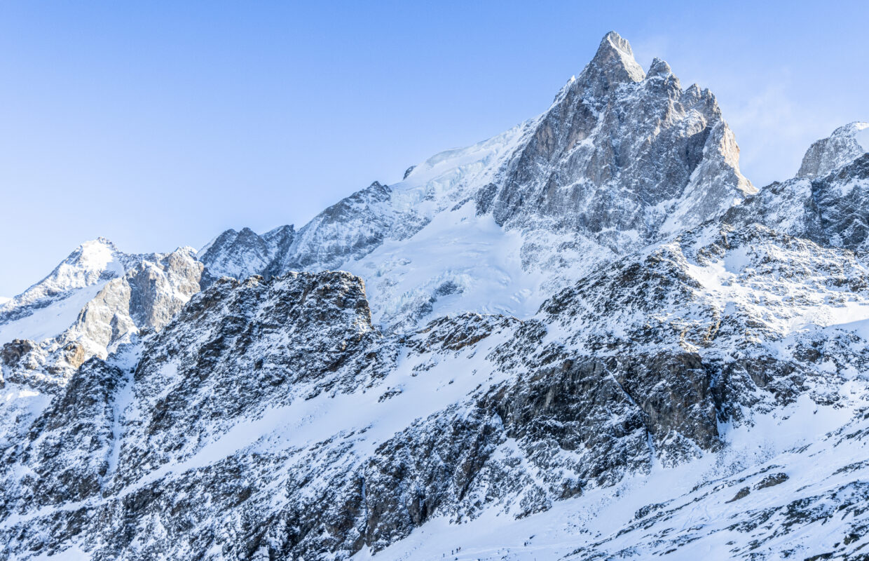 La Meije, sommet emblématique au-dessus du village de la Grave